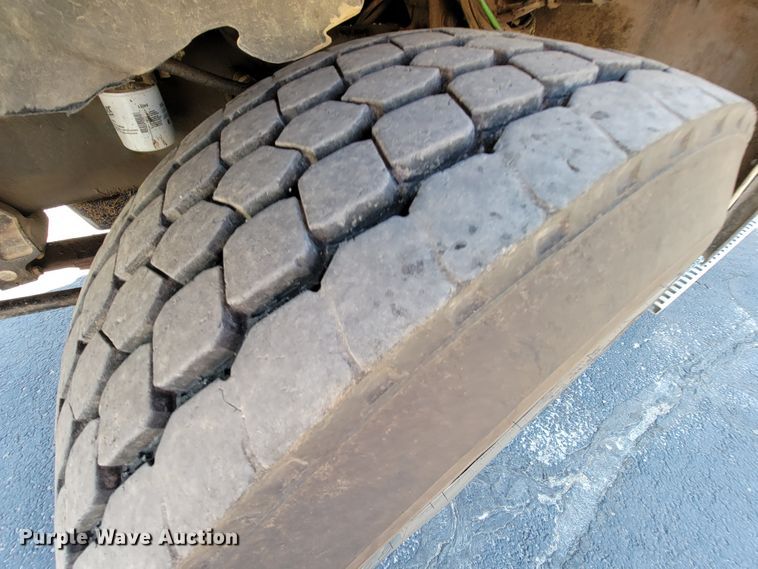 image for item KQ9215 1995 Volvo White GMC WG  vacuum truck