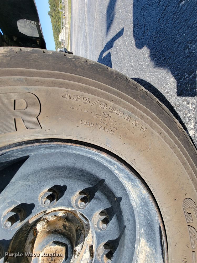 image for item KQ9215 1995 Volvo White GMC WG  vacuum truck