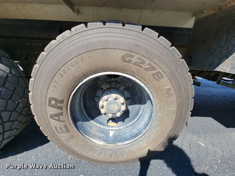 image for item KQ9215 1995 Volvo White GMC WG  vacuum truck