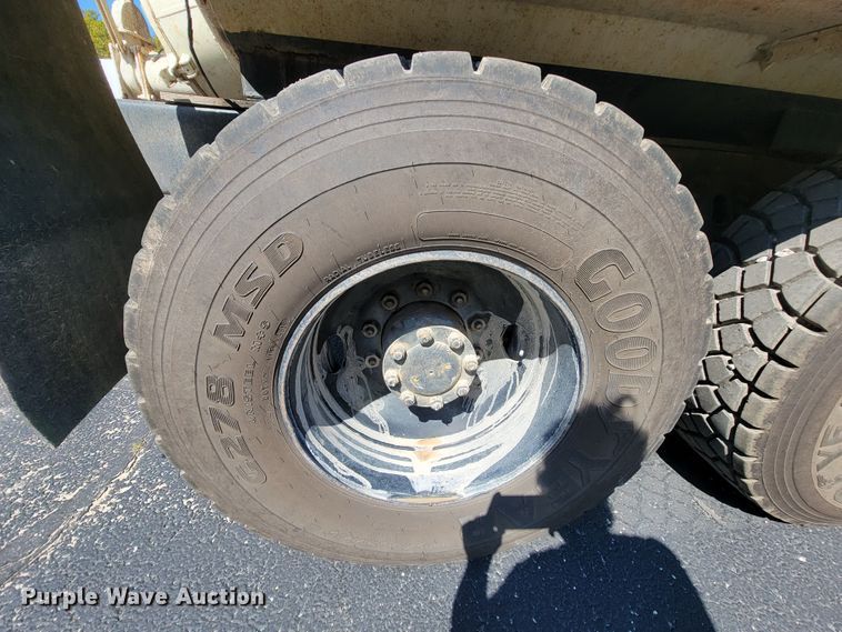 image for item KQ9215 1995 Volvo White GMC WG  vacuum truck