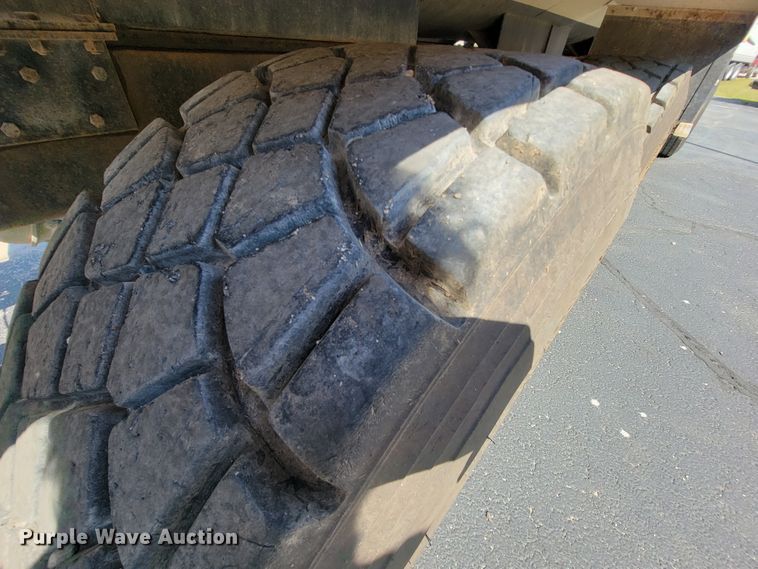 image for item KQ9215 1995 Volvo White GMC WG  vacuum truck