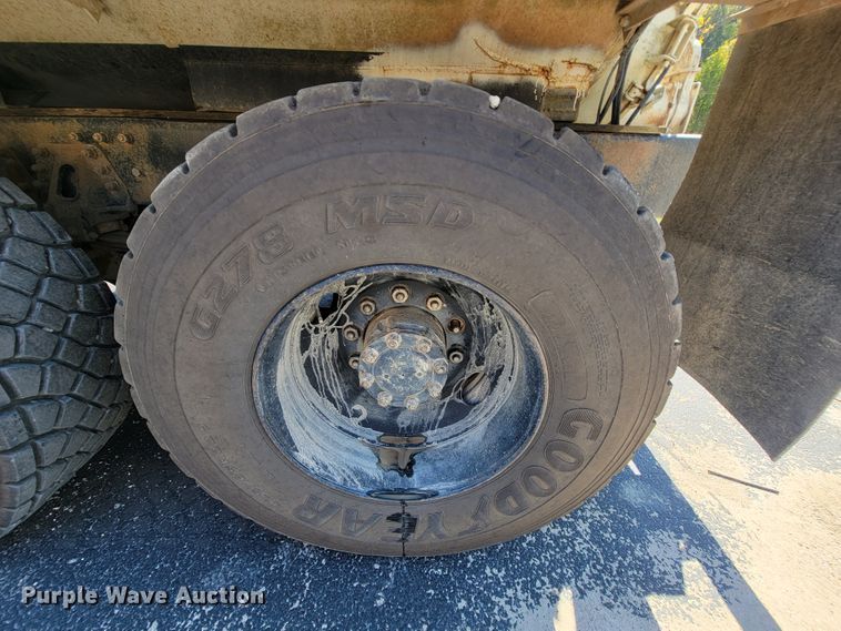 image for item KQ9215 1995 Volvo White GMC WG  vacuum truck