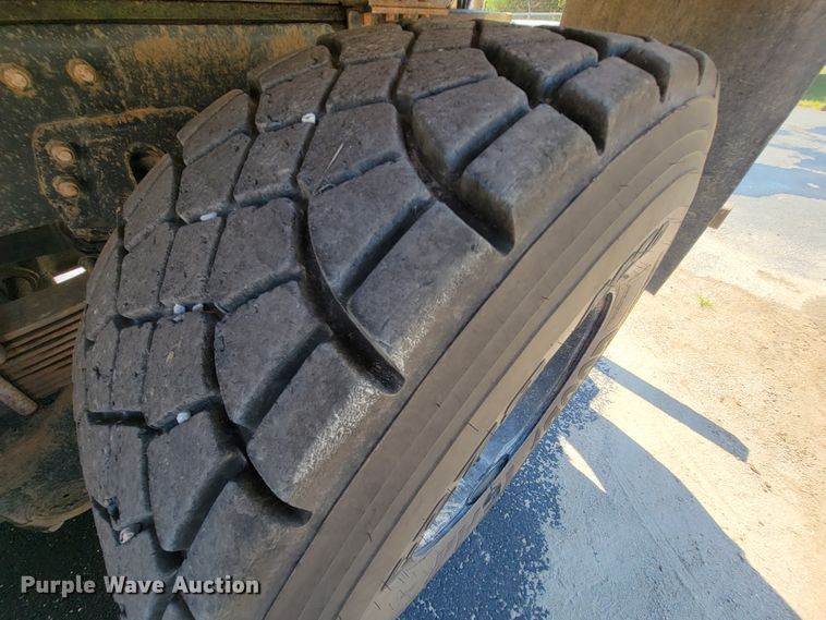 image for item KQ9215 1995 Volvo White GMC WG  vacuum truck