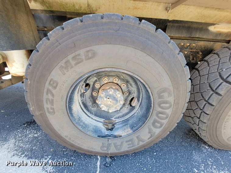 image for item KQ9215 1995 Volvo White GMC WG  vacuum truck