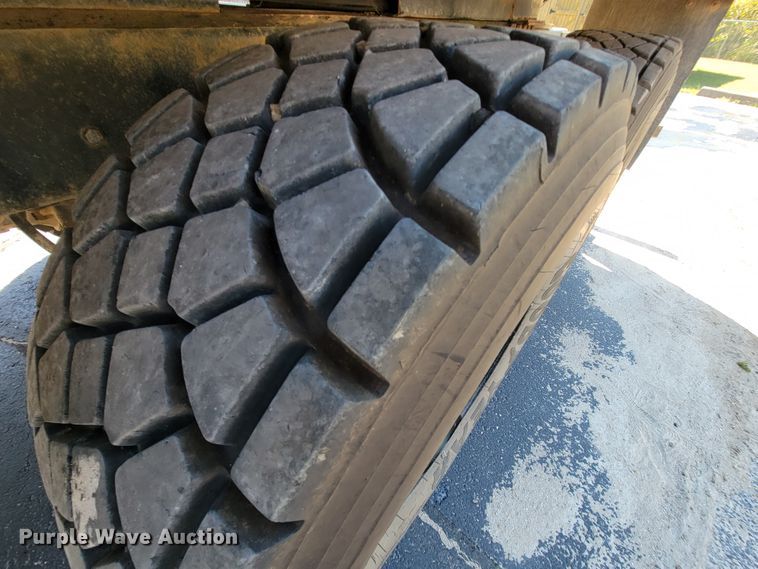 image for item KQ9215 1995 Volvo White GMC WG  vacuum truck