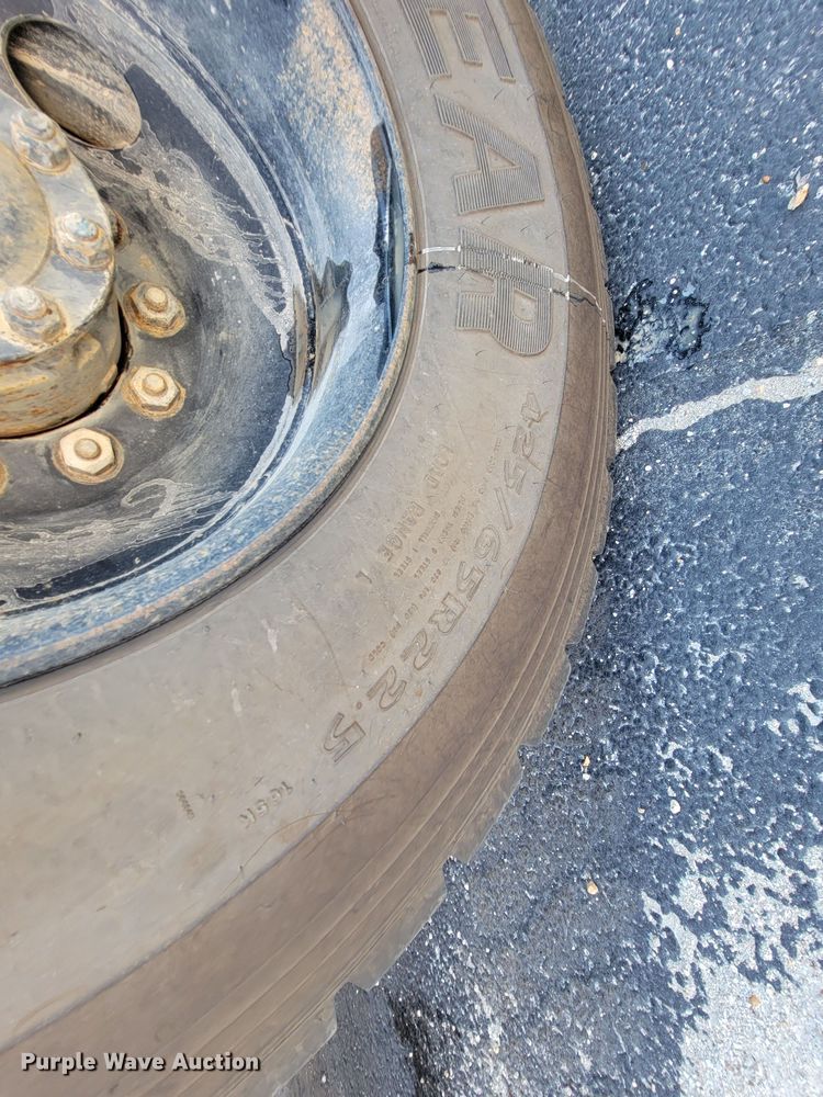 image for item KQ9215 1995 Volvo White GMC WG  vacuum truck