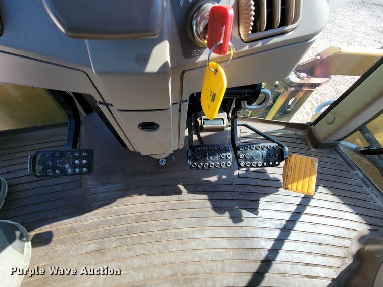 image for item KQ9217 2010 John Deere 6330  tractor