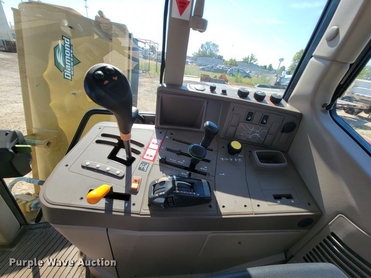 image for item KQ9217 2010 John Deere 6330  tractor