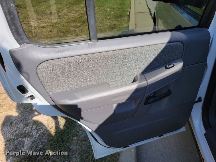 image for item KQ9219 2005 Ford Explorer  SUV