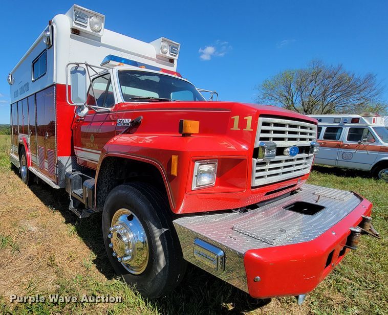 image for item KQ9250 1992 Ford F700  rescue vehicle