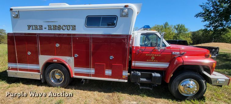 image for item KQ9250 1992 Ford F700  rescue vehicle