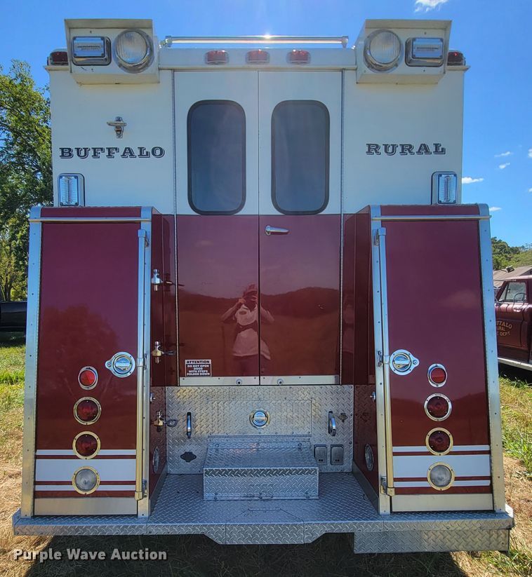 image for item KQ9250 1992 Ford F700  rescue vehicle