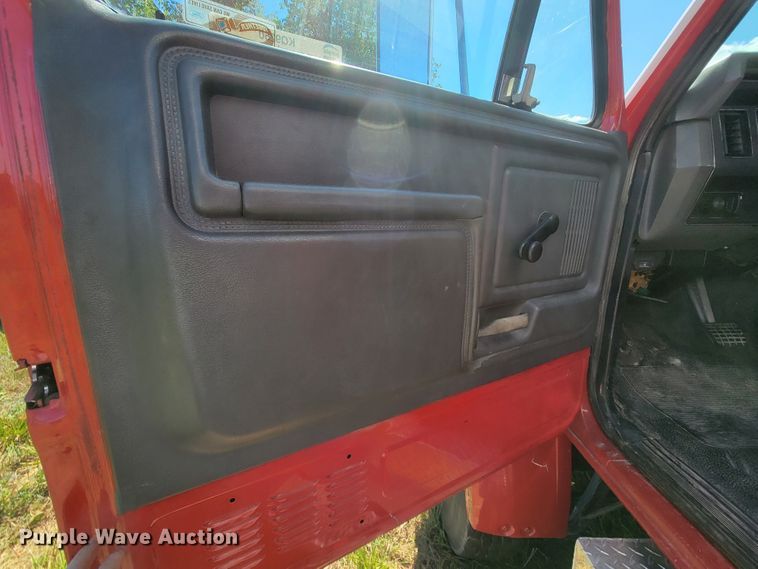 image for item KQ9250 1992 Ford F700  rescue vehicle