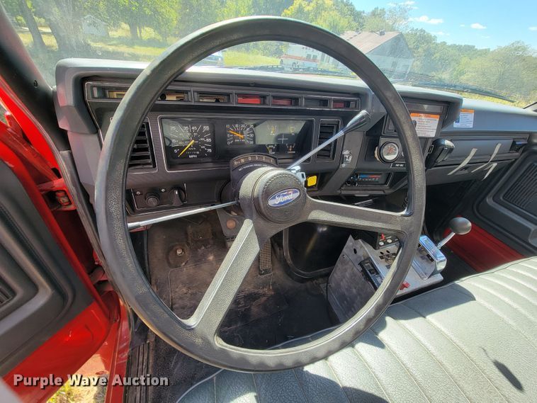 image for item KQ9250 1992 Ford F700  rescue vehicle