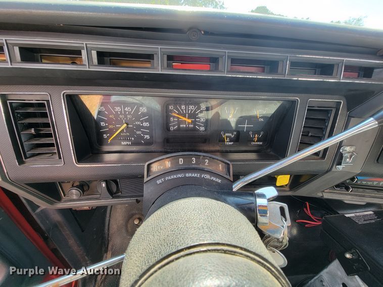 image for item KQ9250 1992 Ford F700  rescue vehicle