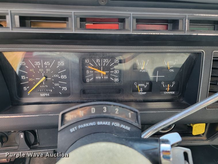 image for item KQ9250 1992 Ford F700  rescue vehicle