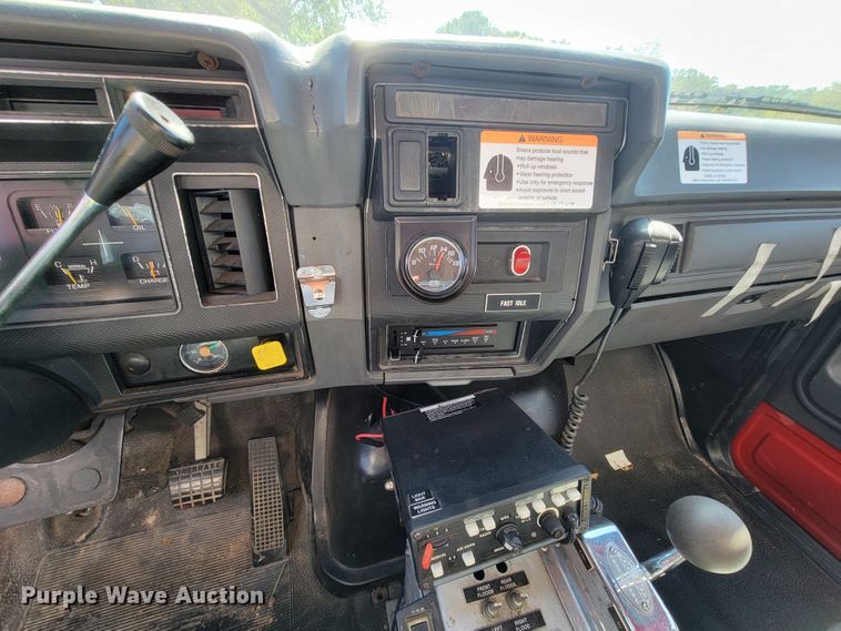 image for item KQ9250 1992 Ford F700  rescue vehicle