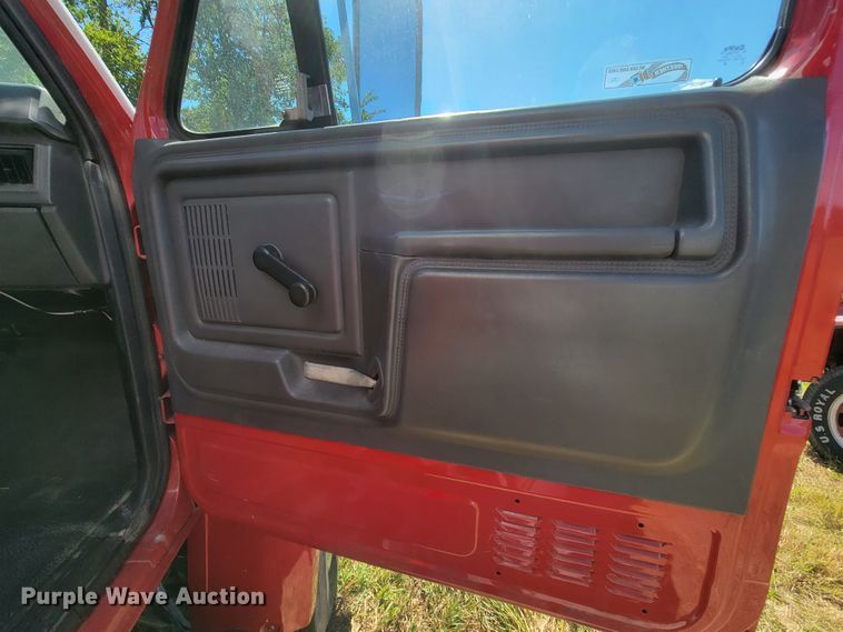 image for item KQ9250 1992 Ford F700  rescue vehicle