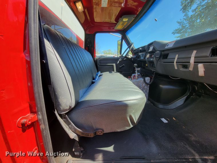 image for item KQ9250 1992 Ford F700  rescue vehicle