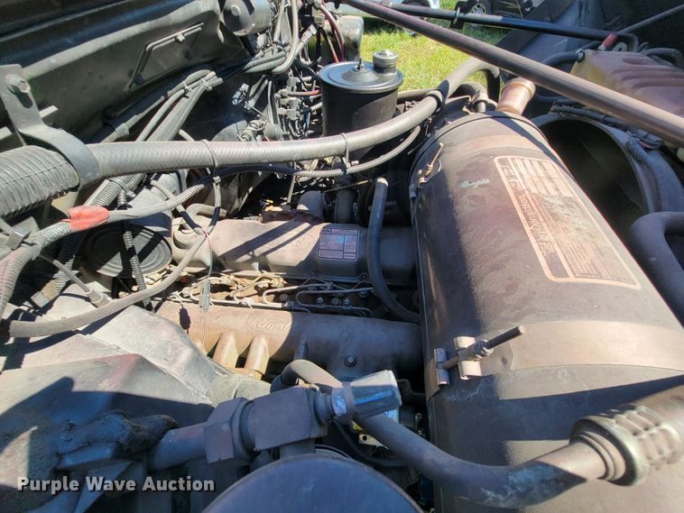 image for item KQ9250 1992 Ford F700  rescue vehicle