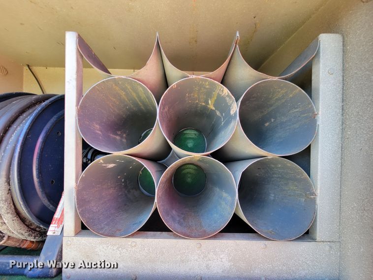 image for item KQ9250 1992 Ford F700  rescue vehicle