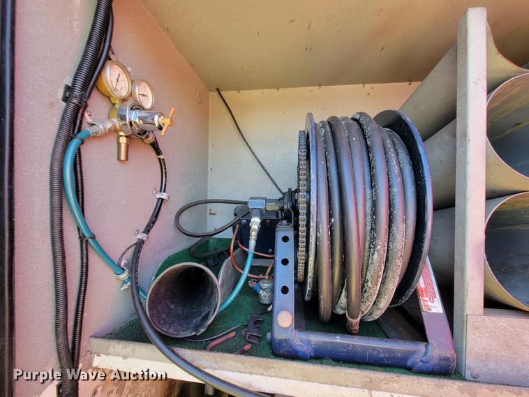 image for item KQ9250 1992 Ford F700  rescue vehicle