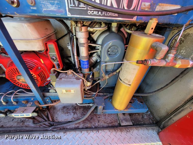 image for item KQ9250 1992 Ford F700  rescue vehicle