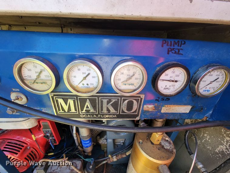 image for item KQ9250 1992 Ford F700  rescue vehicle