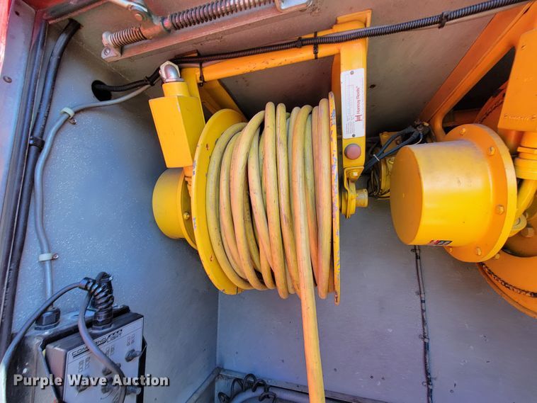 image for item KQ9250 1992 Ford F700  rescue vehicle