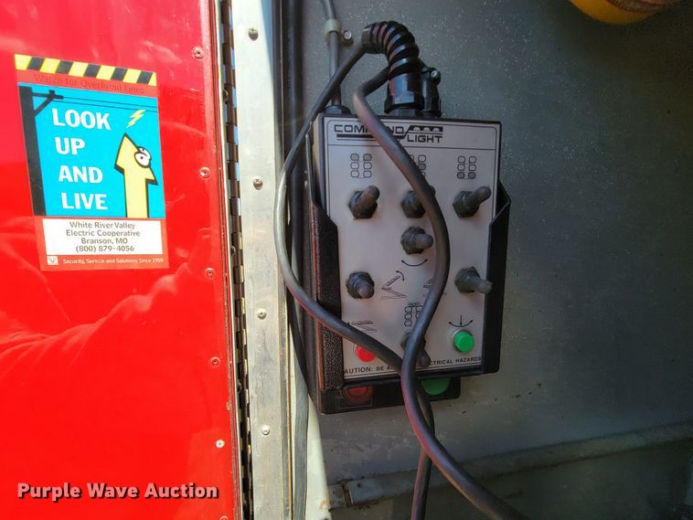 image for item KQ9250 1992 Ford F700  rescue vehicle