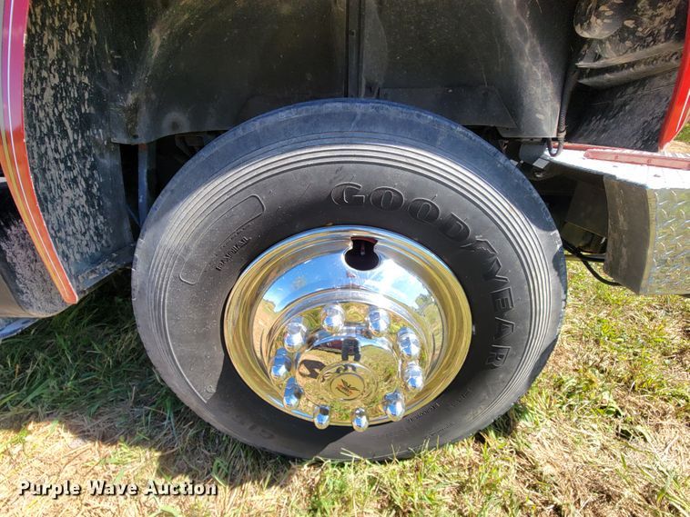 image for item KQ9250 1992 Ford F700  rescue vehicle