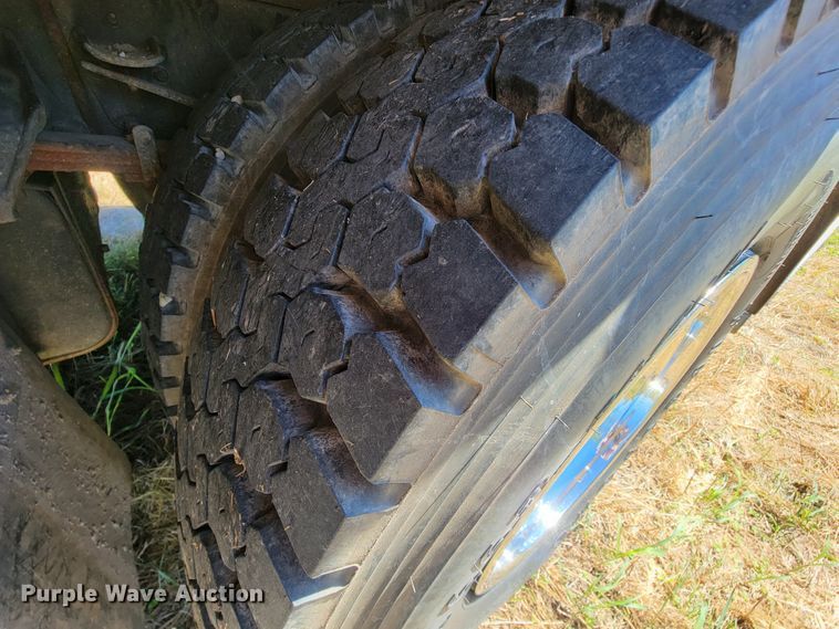 image for item KQ9250 1992 Ford F700  rescue vehicle