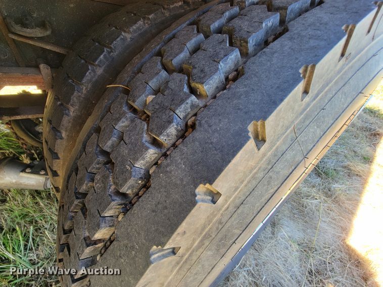 image for item KQ9250 1992 Ford F700  rescue vehicle