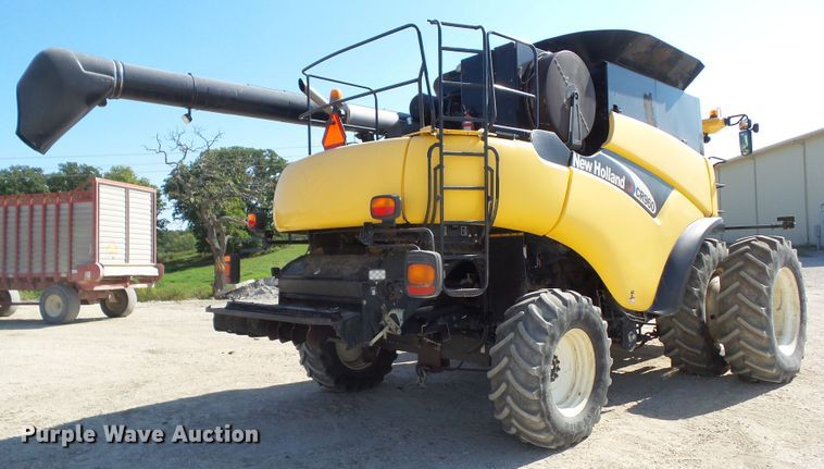 image for item DA7164 2004 New Holland CR960  combine