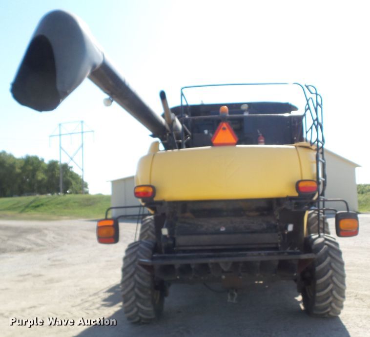 image for item DA7164 2004 New Holland CR960  combine