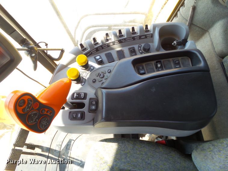 image for item DA7164 2004 New Holland CR960  combine