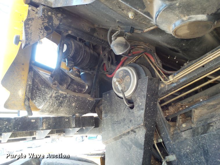 image for item DA7164 2004 New Holland CR960  combine