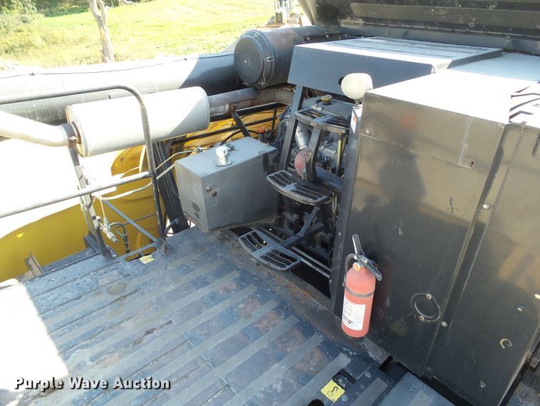 image for item DA7164 2004 New Holland CR960  combine