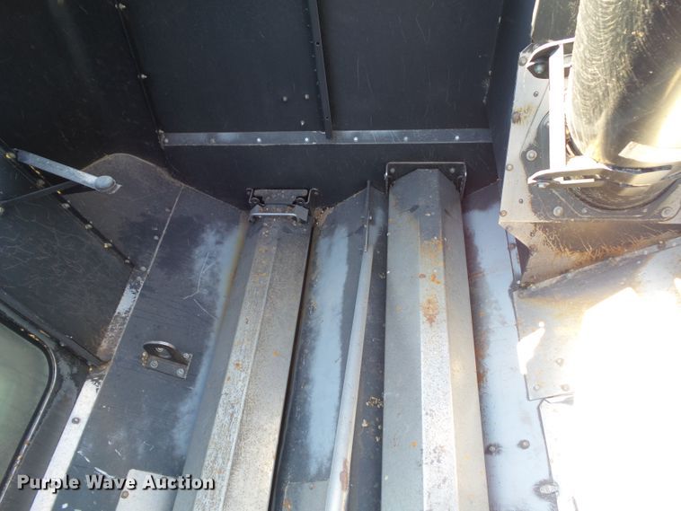 image for item DA7164 2004 New Holland CR960  combine