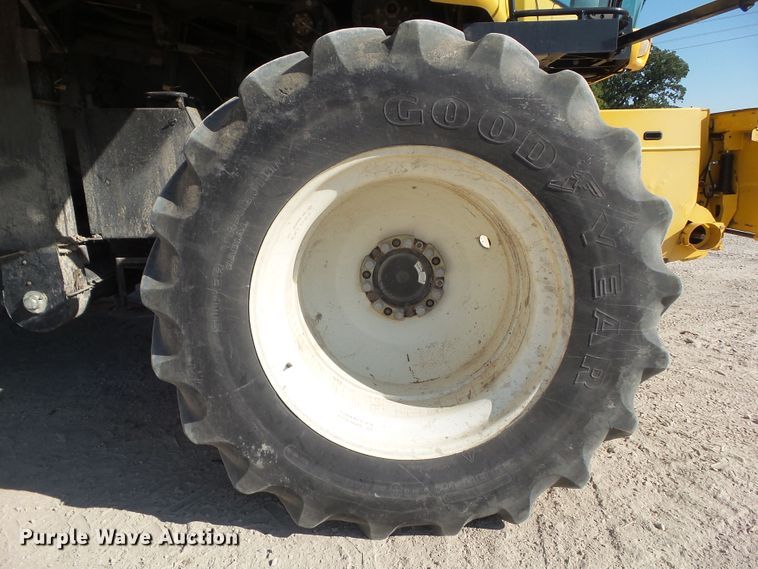 image for item DA7164 2004 New Holland CR960  combine