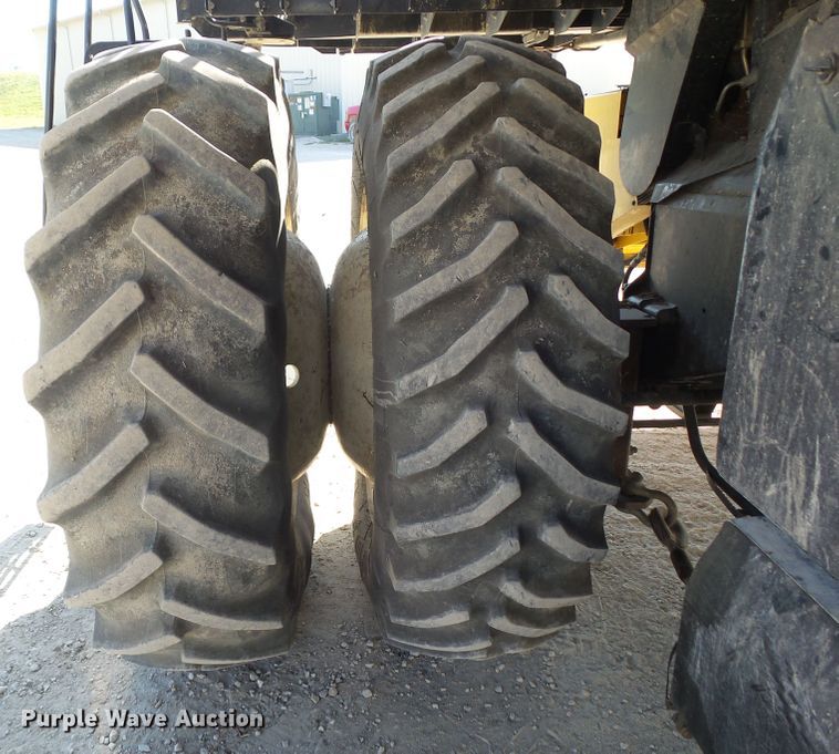 image for item DA7164 2004 New Holland CR960  combine