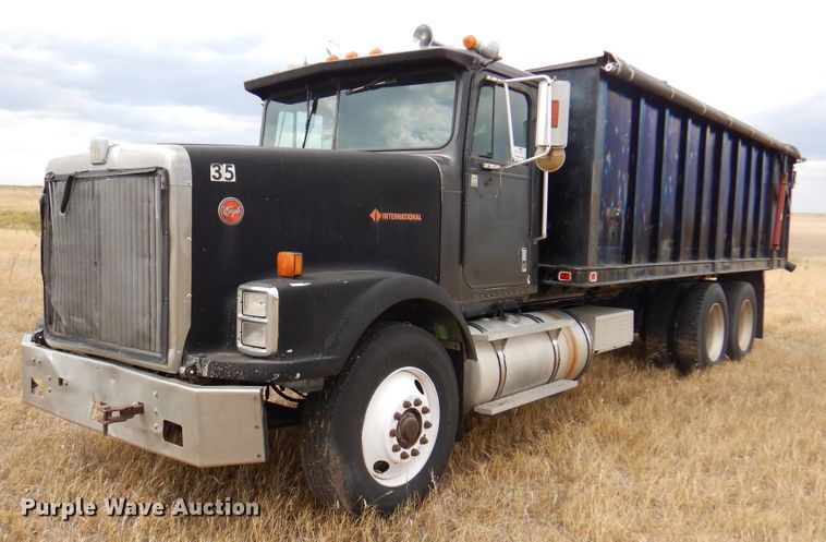 image for item DI5290 1988 International F9300  grain truck