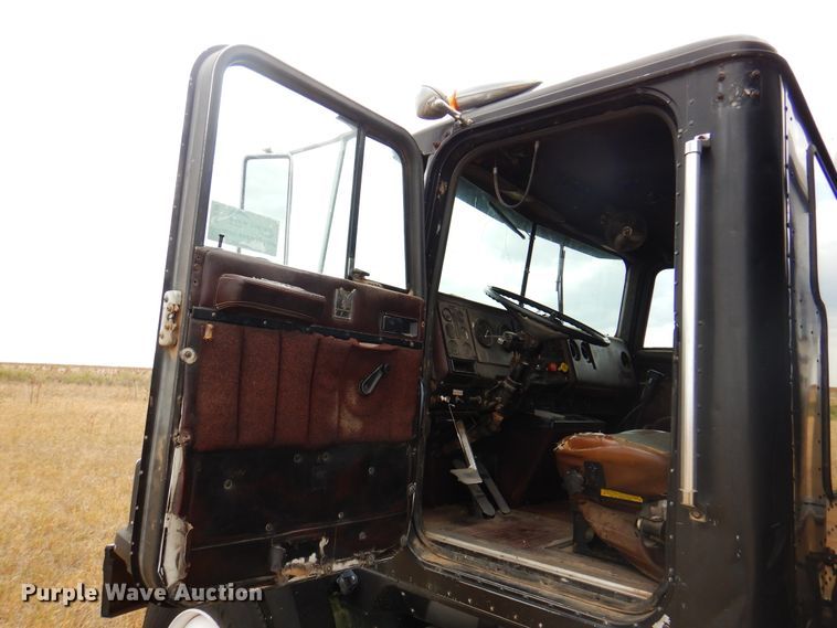 image for item DI5290 1988 International F9300  grain truck