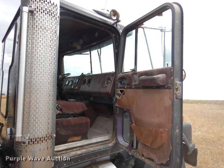 image for item DI5290 1988 International F9300  grain truck