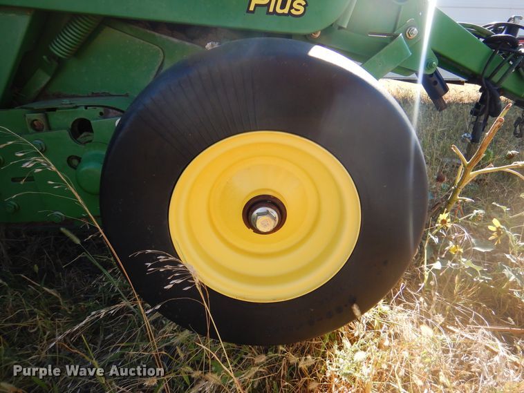 image for item DI5296 2007 John Deere 568  round baler