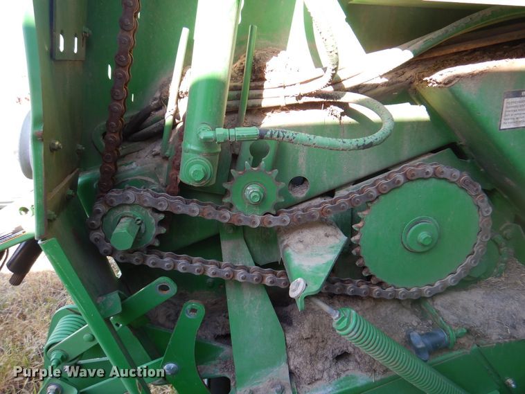 image for item DI5296 2007 John Deere 568  round baler
