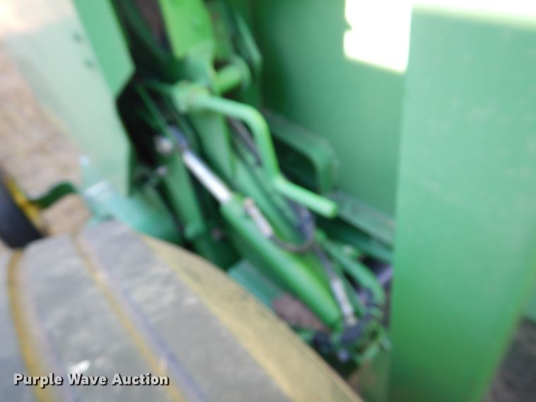 image for item DI5296 2007 John Deere 568  round baler