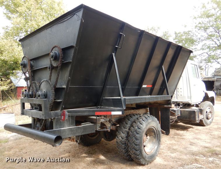 image for item DL3186 1979 Ford 700  feed mixer truck