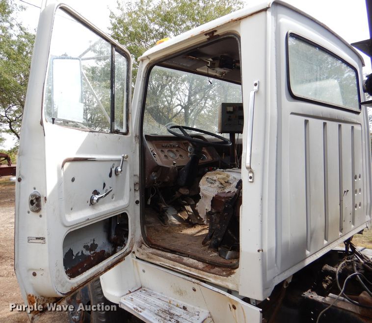 image for item DL3186 1979 Ford 700  feed mixer truck