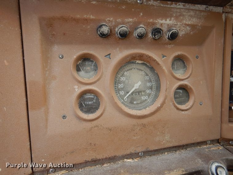 image for item DL3186 1979 Ford 700  feed mixer truck